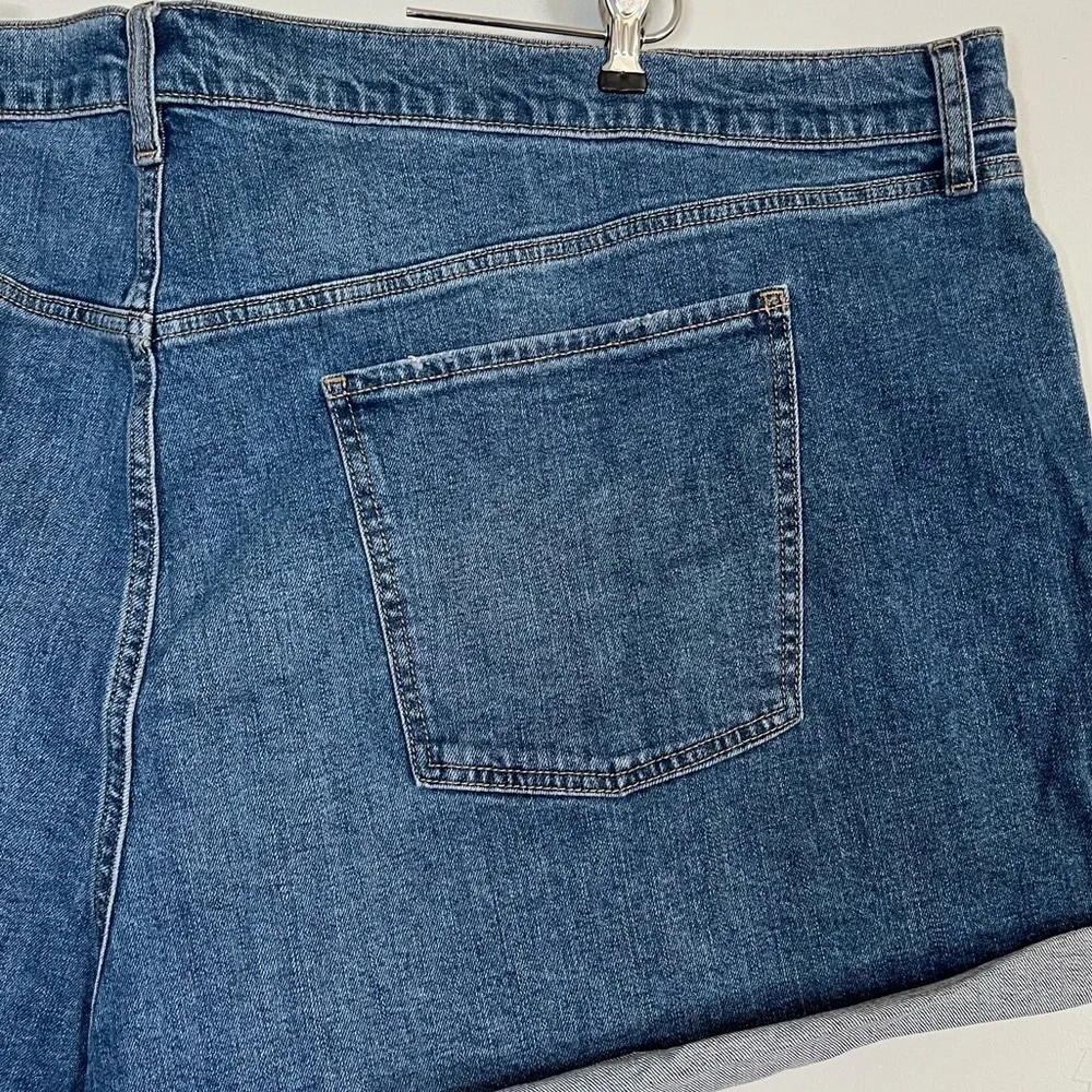 Old Navy NEW Boyfriend Mid Rise Distressed Jean Shorts Sz 30